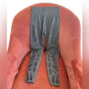 Victoria’s Secret PINK gray cool & comfy cut out leggings size small